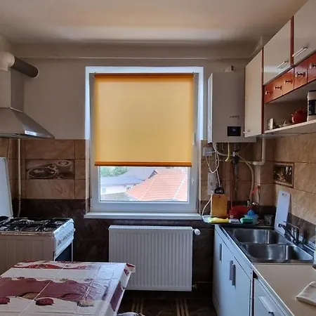 Lovely 1 Bedroom In Apartment *